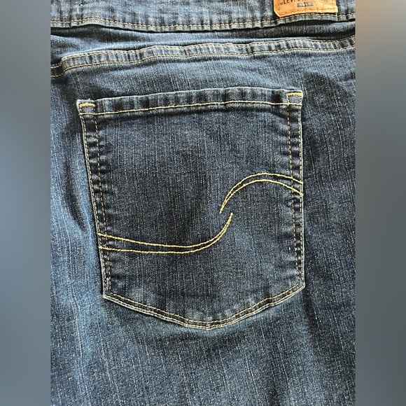 Levi’s Signature denim Distressed Medium Wash Cuffed Jean Shorts Size 24 Plus - Picture 8 of 16